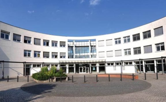 中医药服务和教育体系基本建立